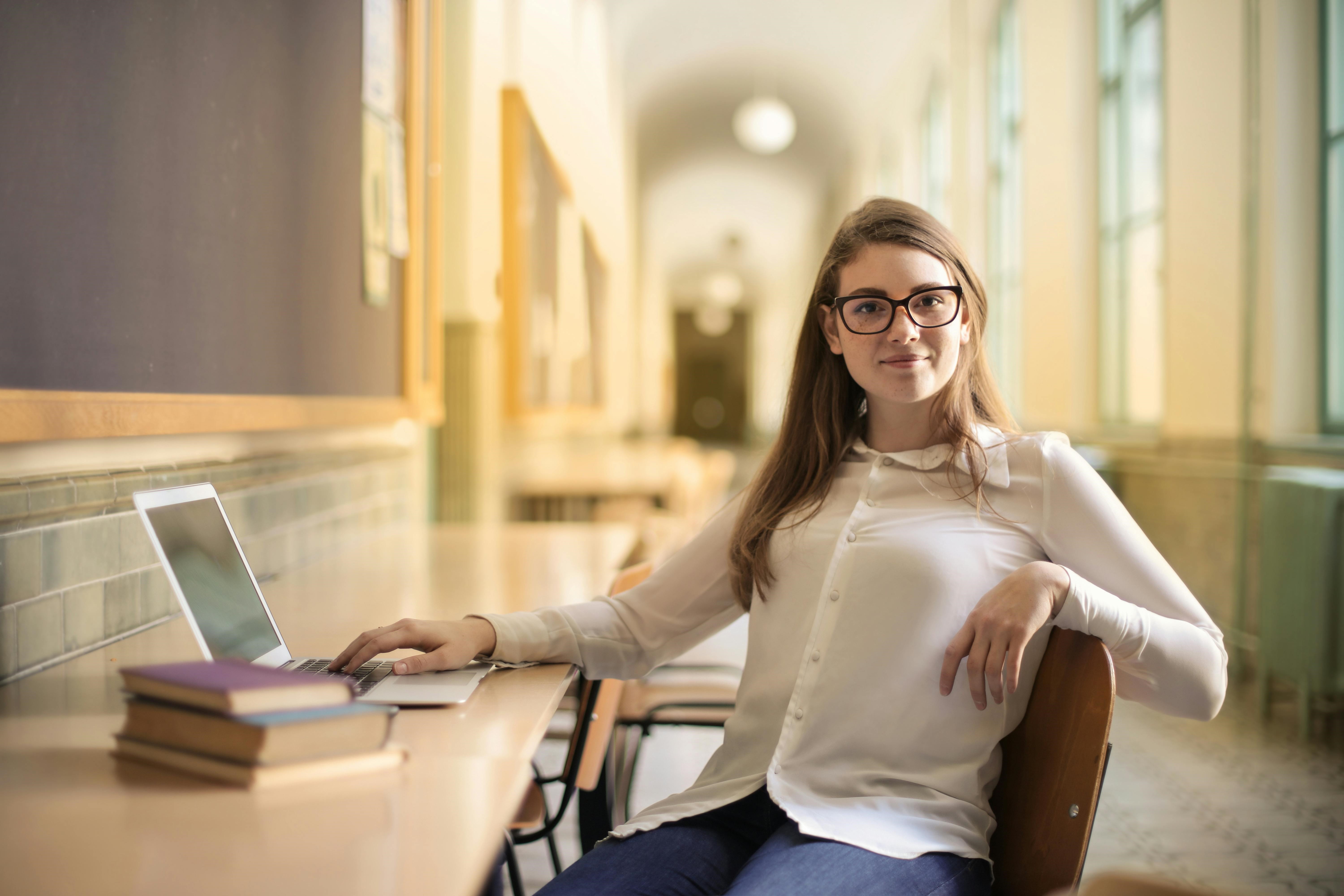 Aspirant courtier immobilier se préparant à l'examen OACIQ au Québec